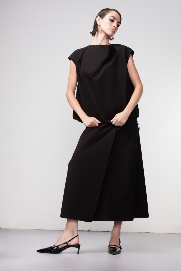 Haako Black Toggle Hem Top H1022