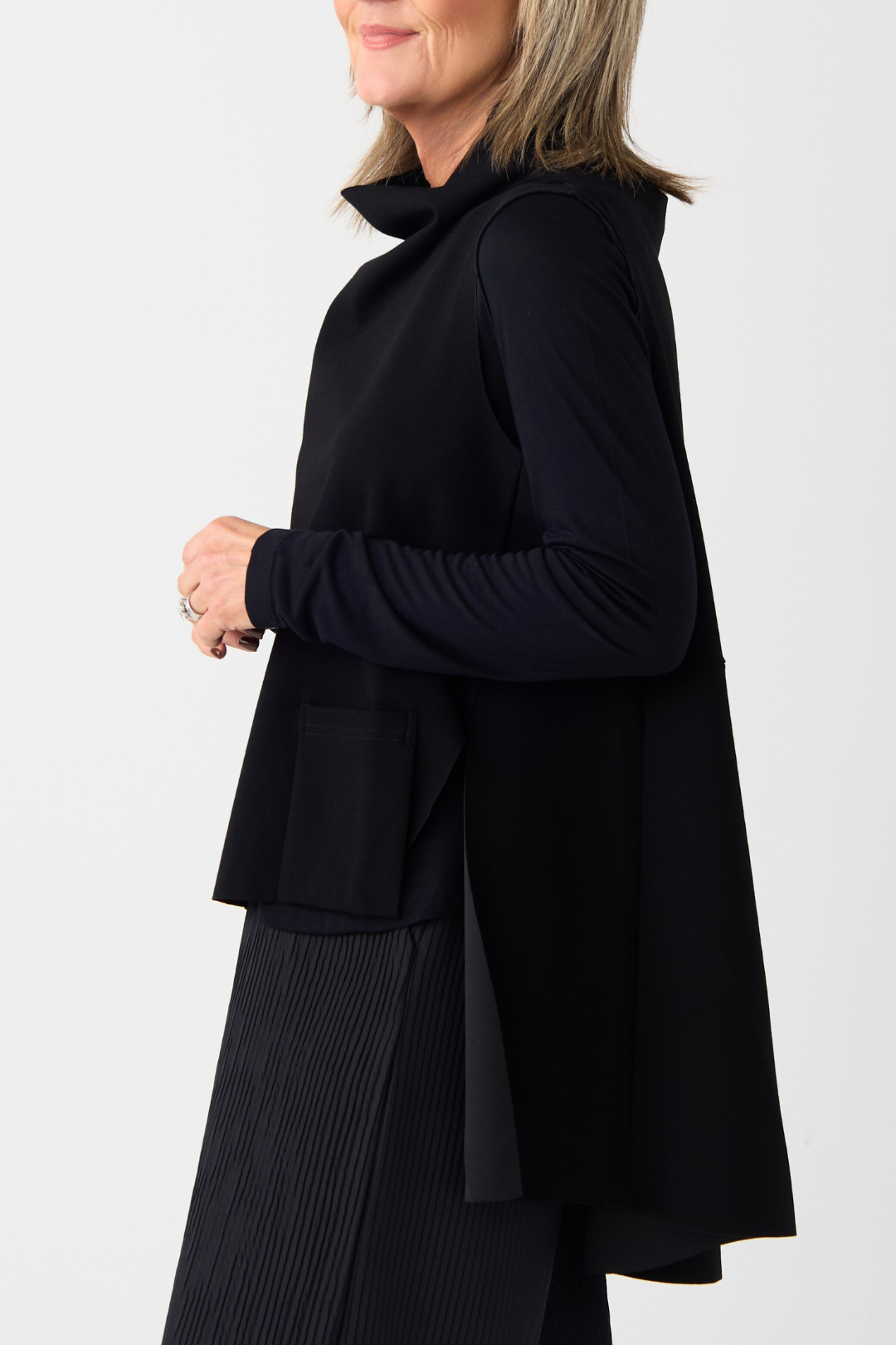 Uchuu Black Funnel Neck Slipover