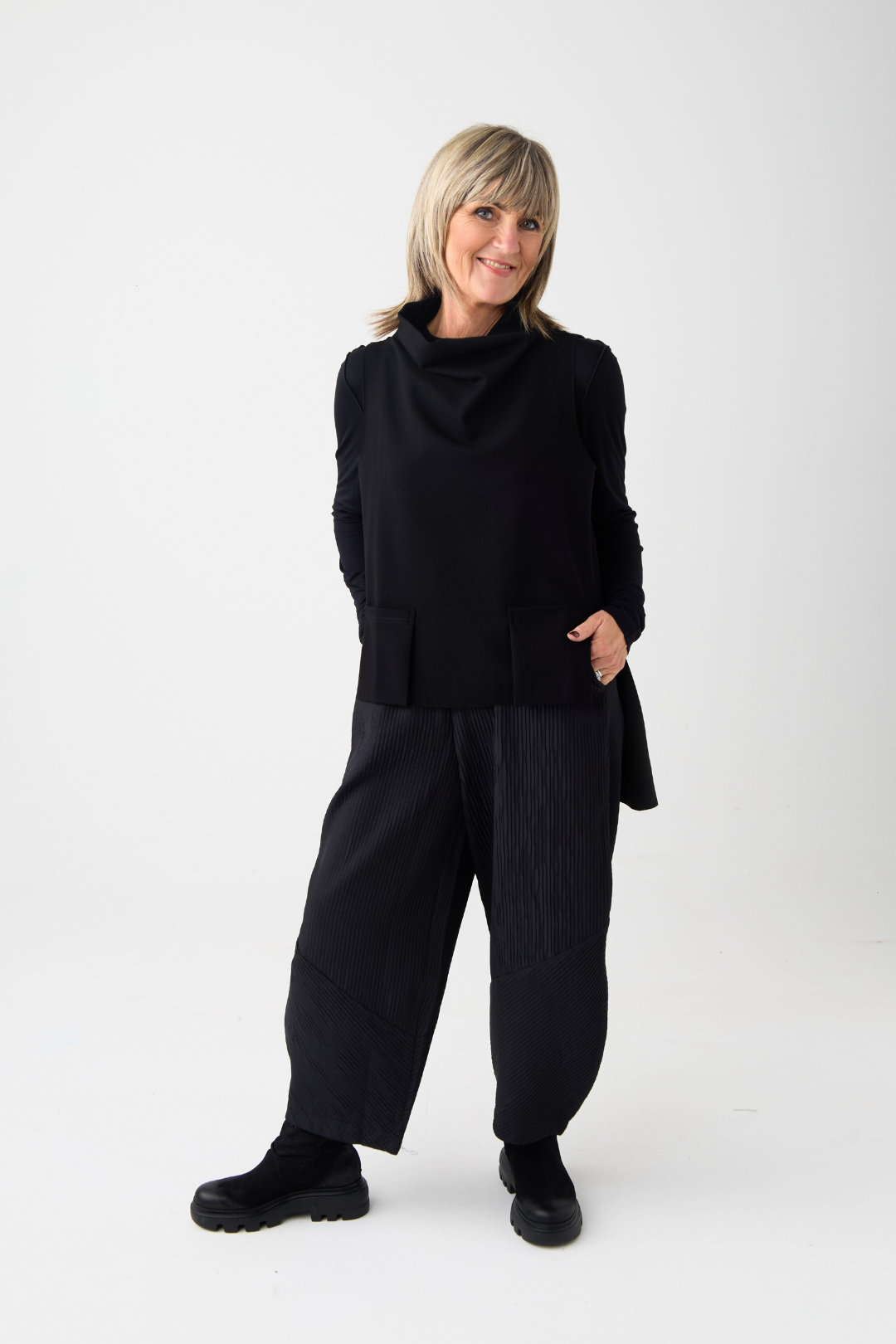 Uchuu Black Funnel Neck Slipover