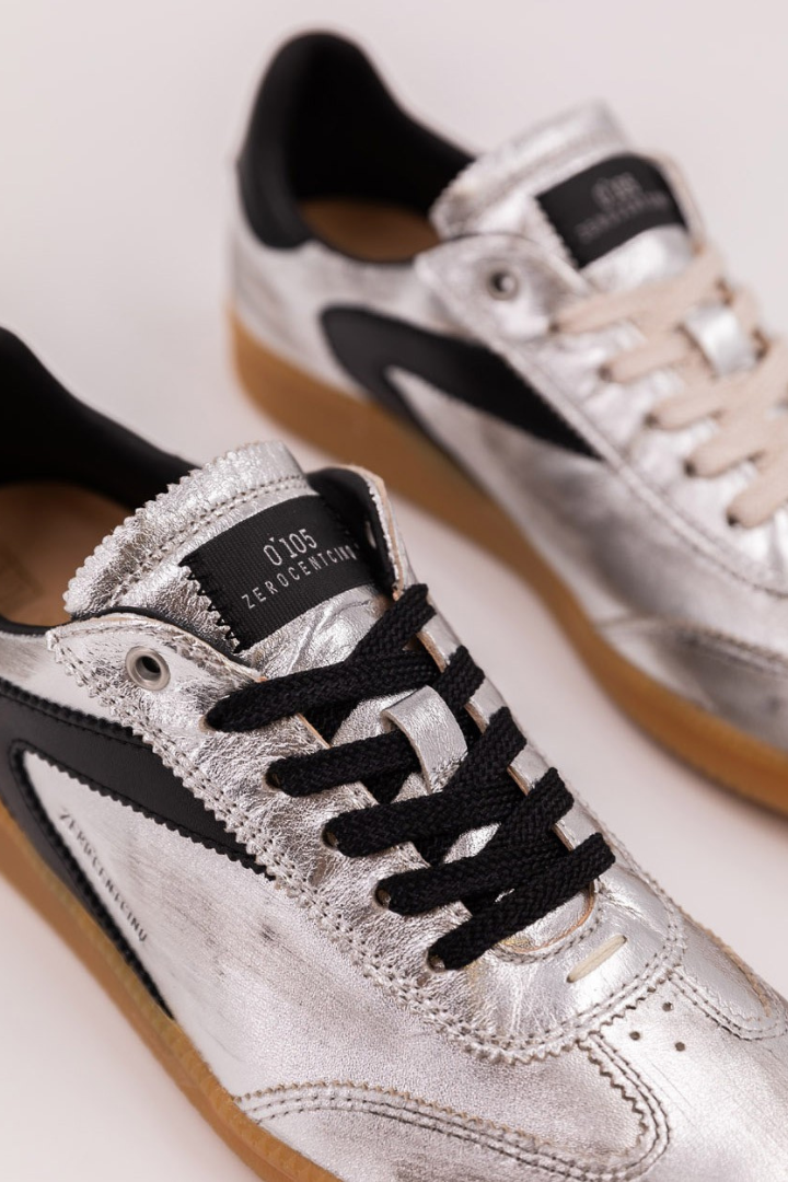 0-105 Nova Silver/Black Trainer