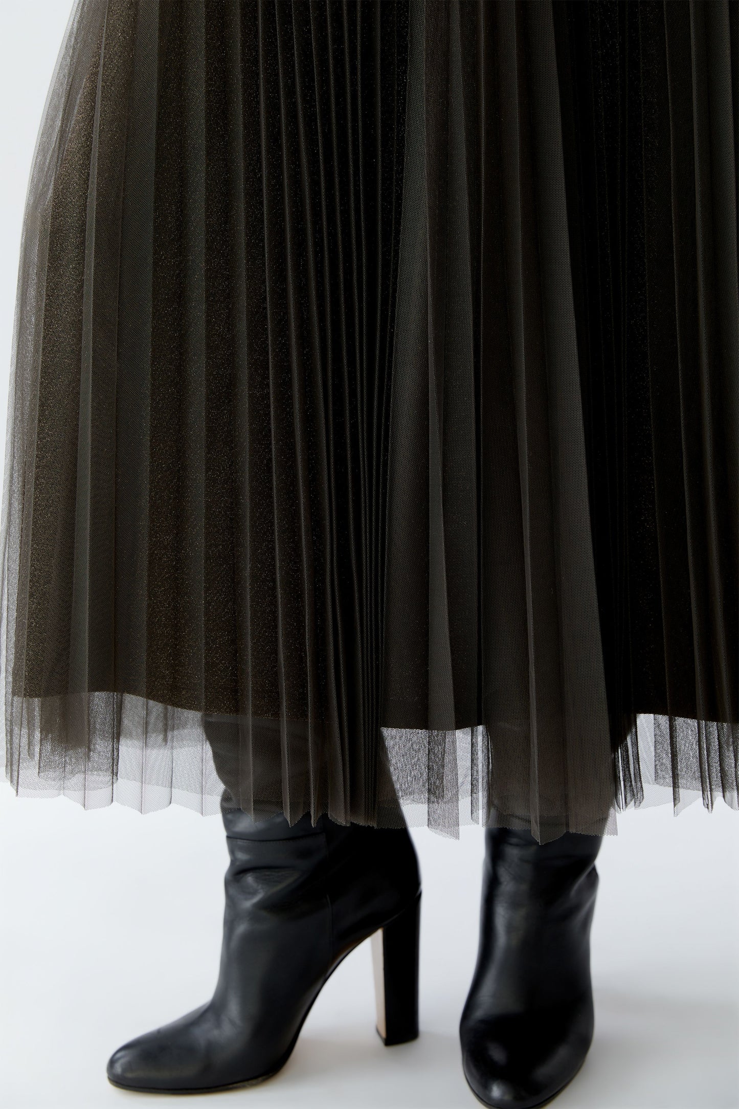 Oui Espresso Pleated Sparkle Skirt