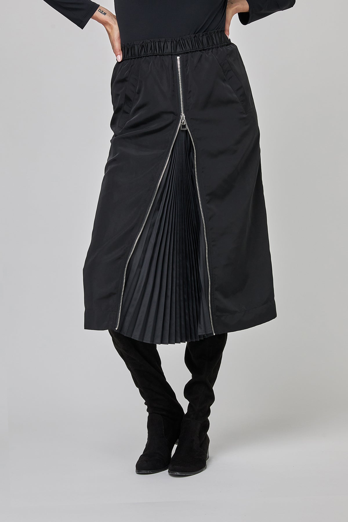 Uchuu Black Midi Skirt with Pleat Detail