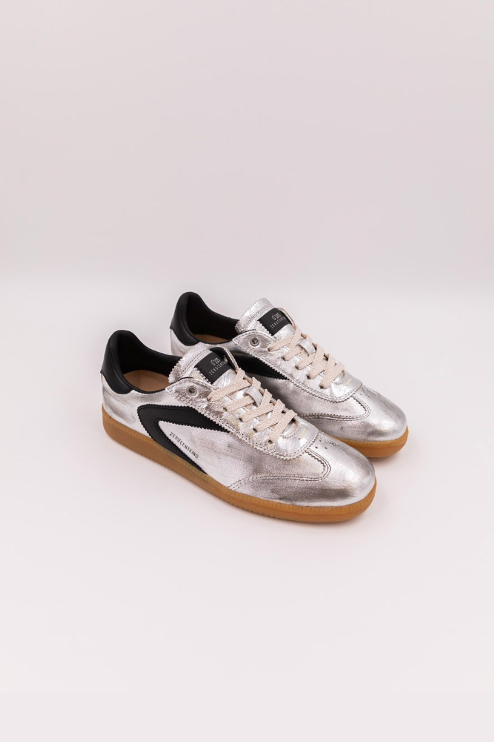 0-105 Nova Silver/Black Trainer