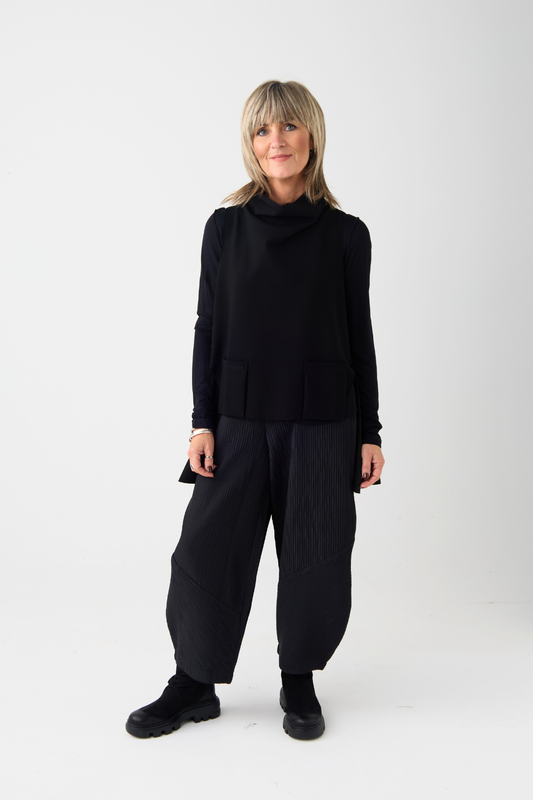 Uchuu Black Funnel Neck Slipover