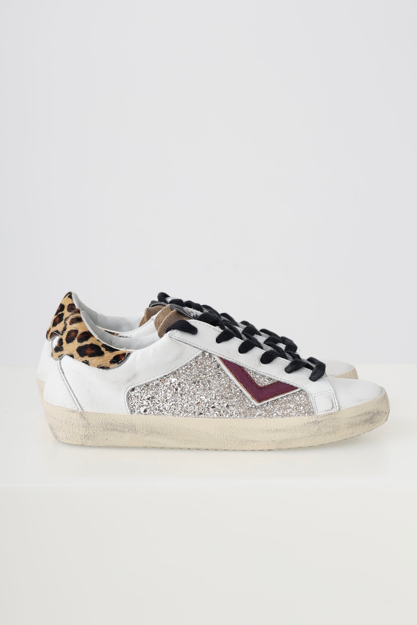 4B12 Suprime Champagne/Leo/Black Trainers