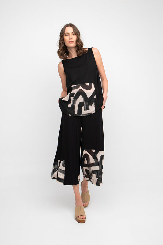 Ozai n Ku Black Slalom Print Cropped Trousers